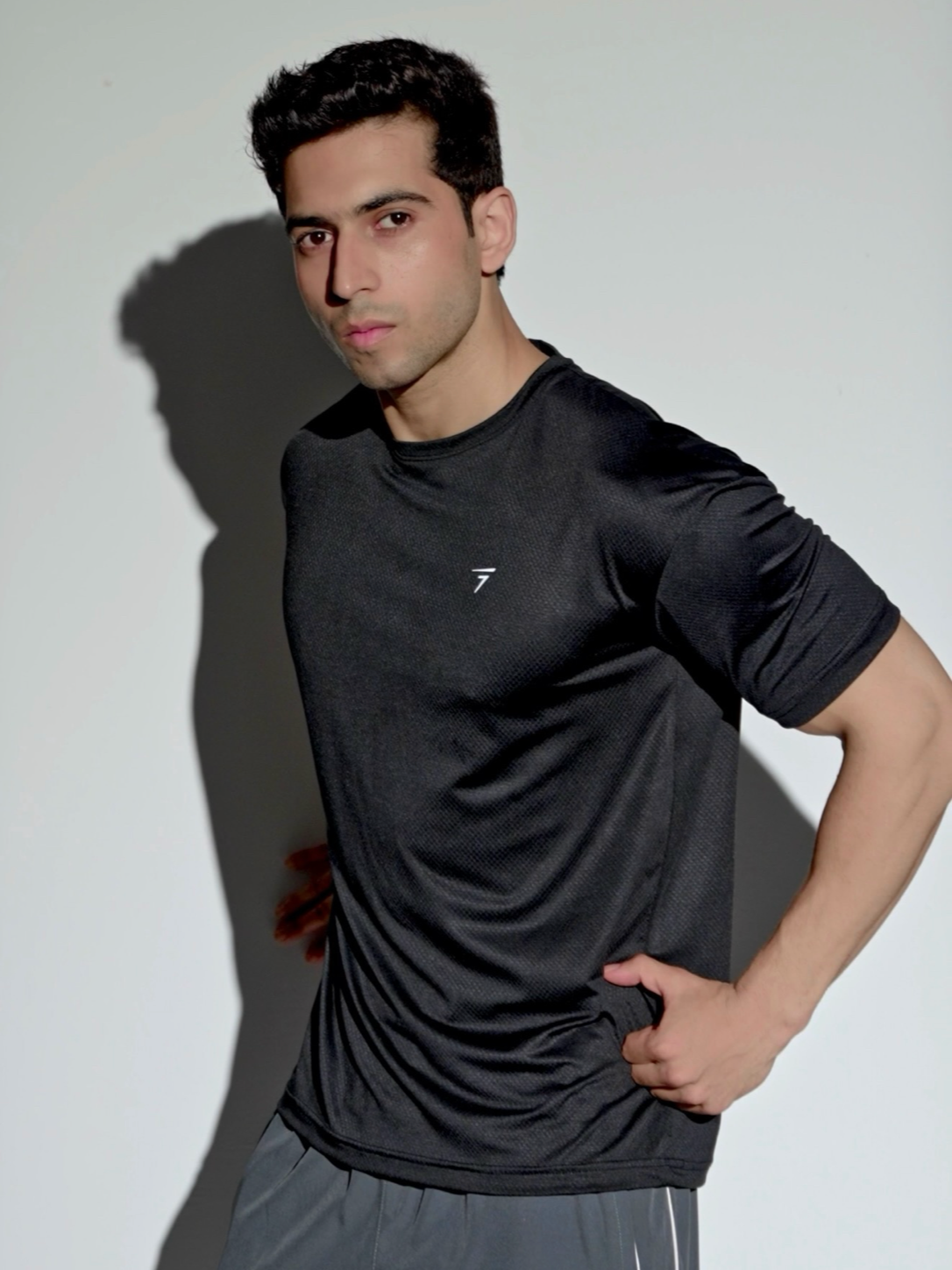 BLACK MICRO GRID PERFORMANCE TEE