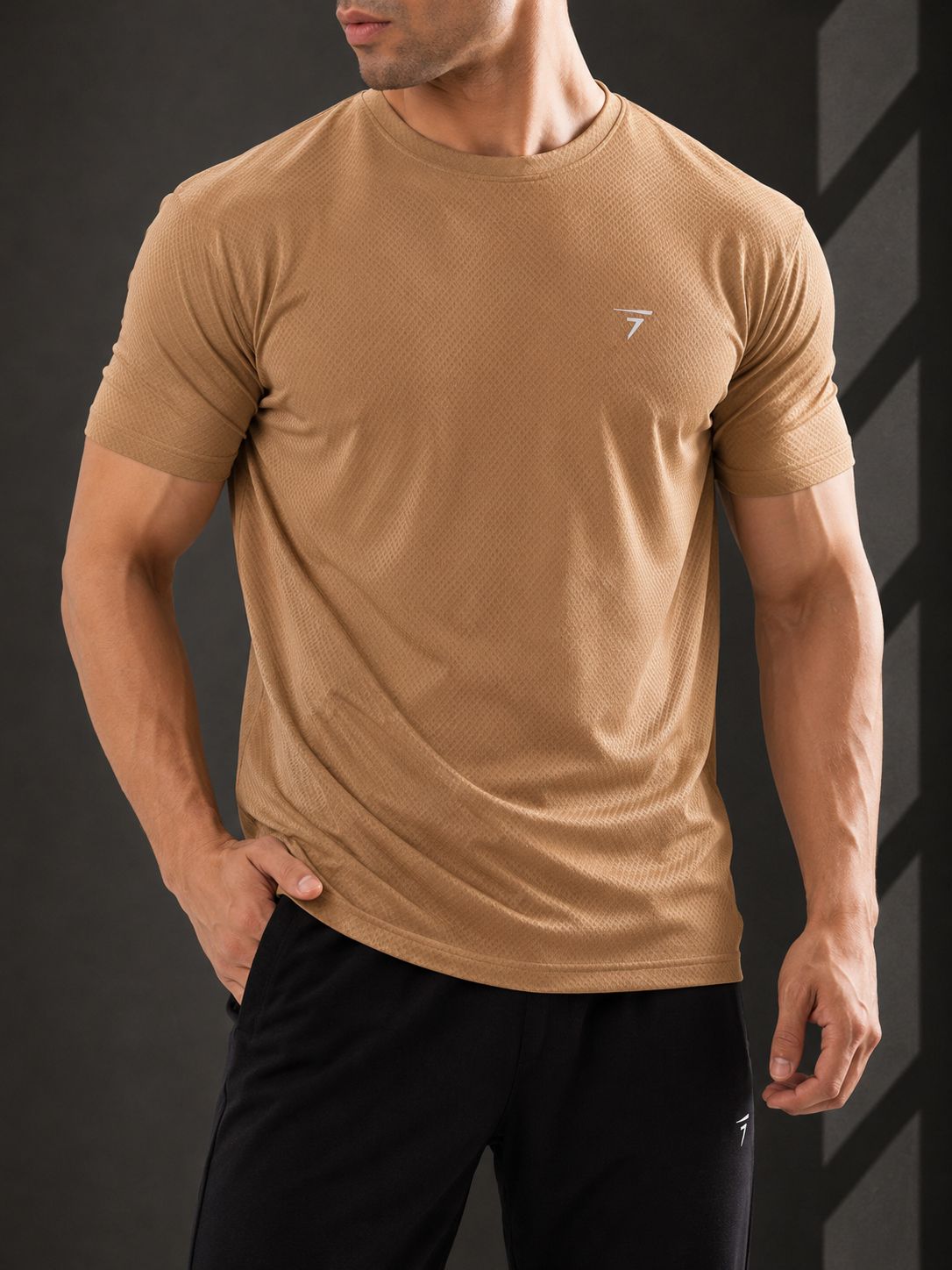 CAMEL MICRO GRID PERFORMANCE TEE