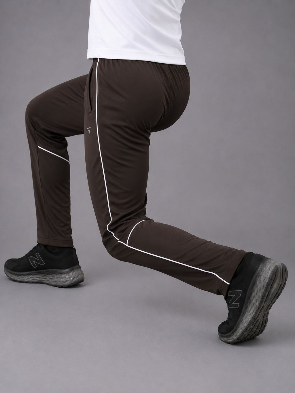 BROWN KNEE PIPING MICRO RELAX FIT BOTTOM