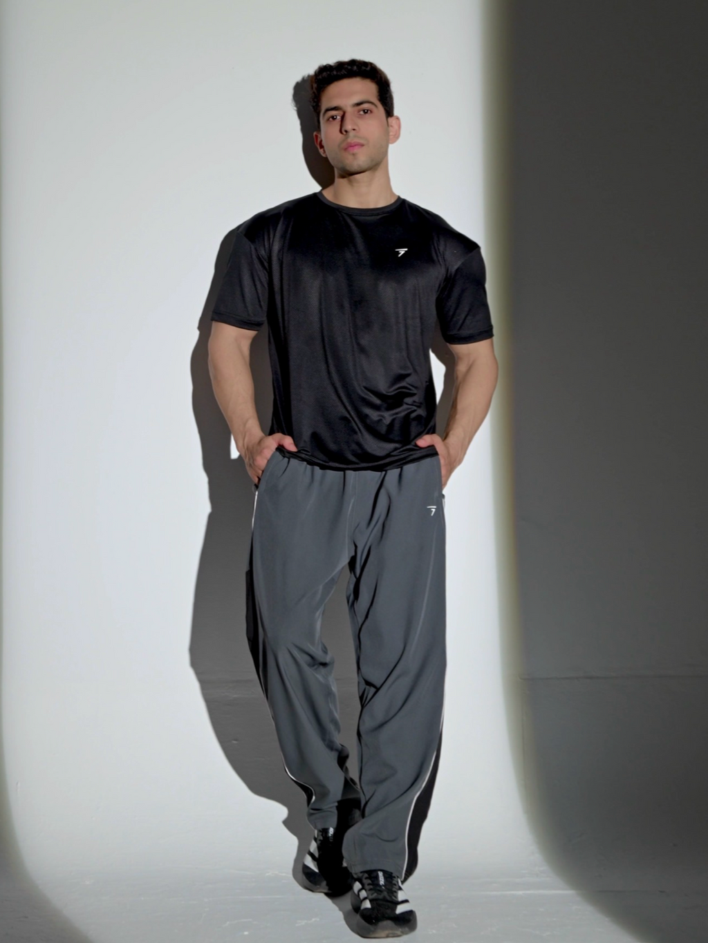 BLACK MICRO GRID PERFORMANCE TEE