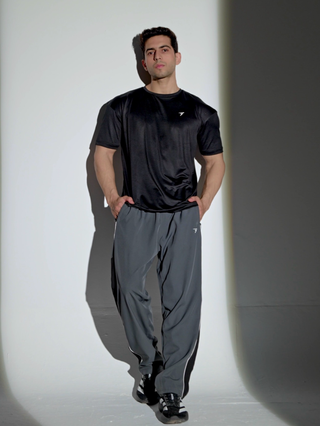 BLACK MICRO GRID PERFORMANCE TEE
