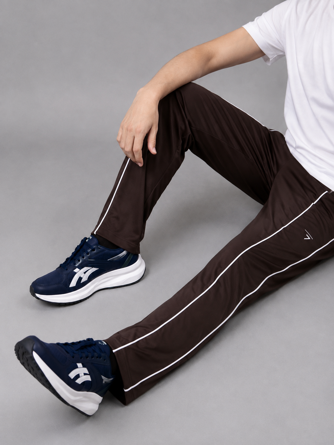 BROWN PIPING MICRO RELAX FIT BOTTOM