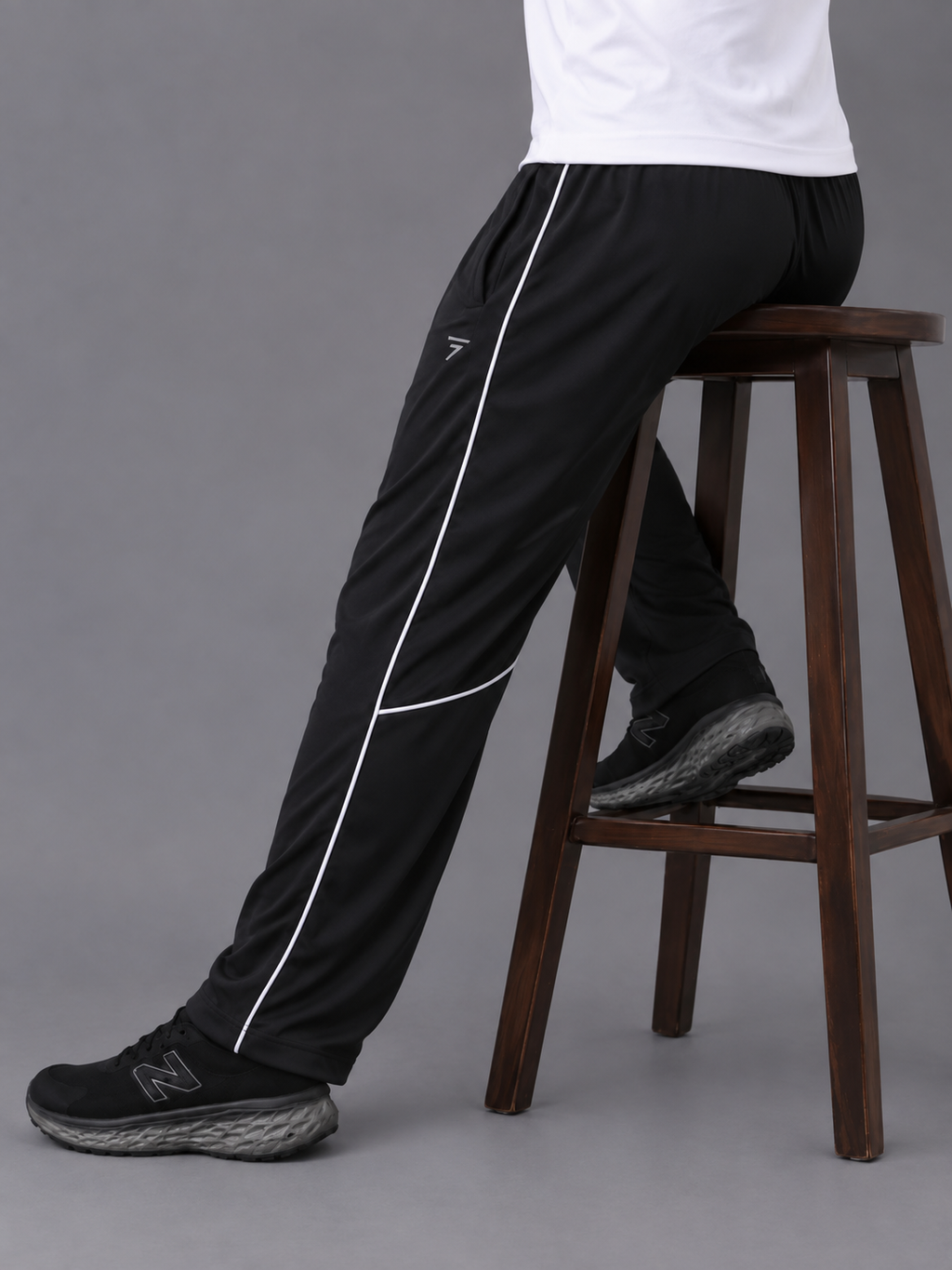 BLACK KNEE PIPING MICRO RELAX FIT BOTTOM