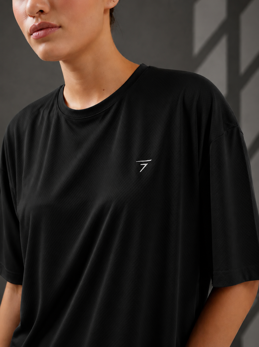 BLACK MICRO GRID PERFORMANCE TEE