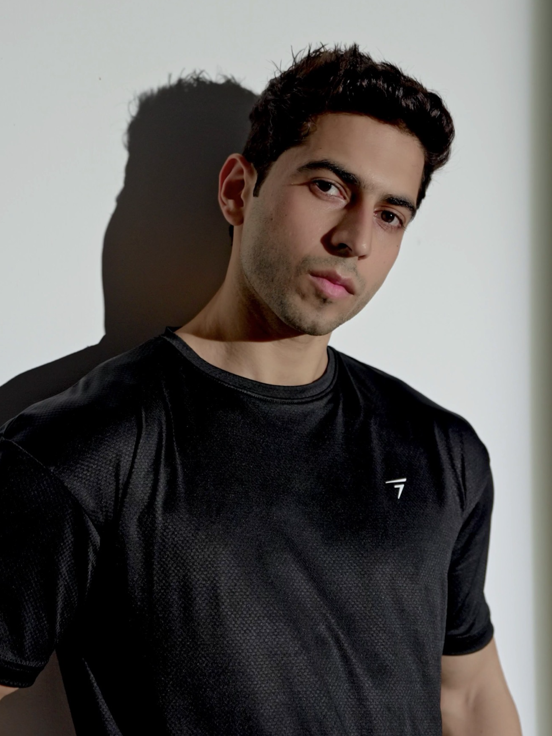 BLACK MICRO GRID PERFORMANCE TEE