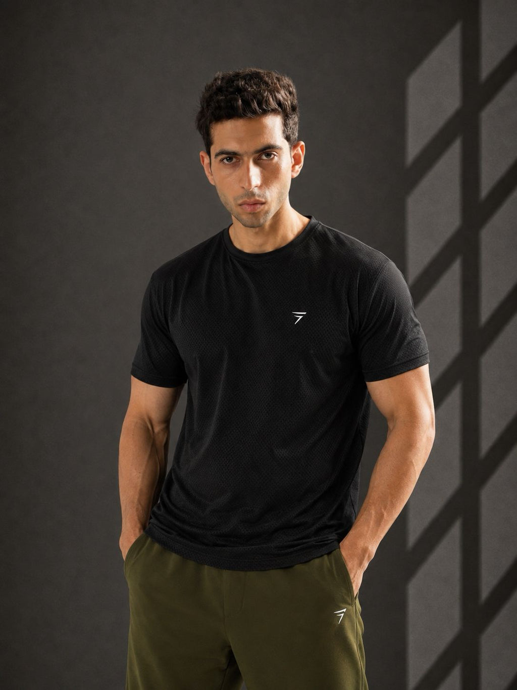 BLACK MICRO GRID PERFORMANCE TEE