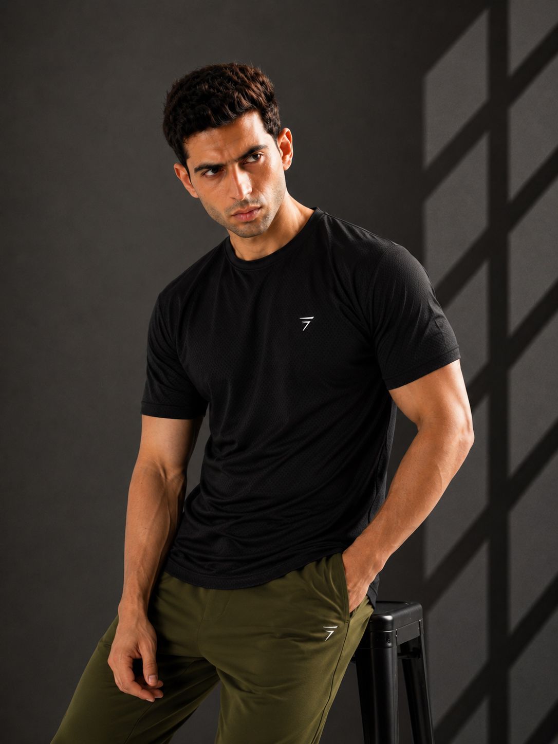 BLACK MICRO GRID PERFORMANCE TEE
