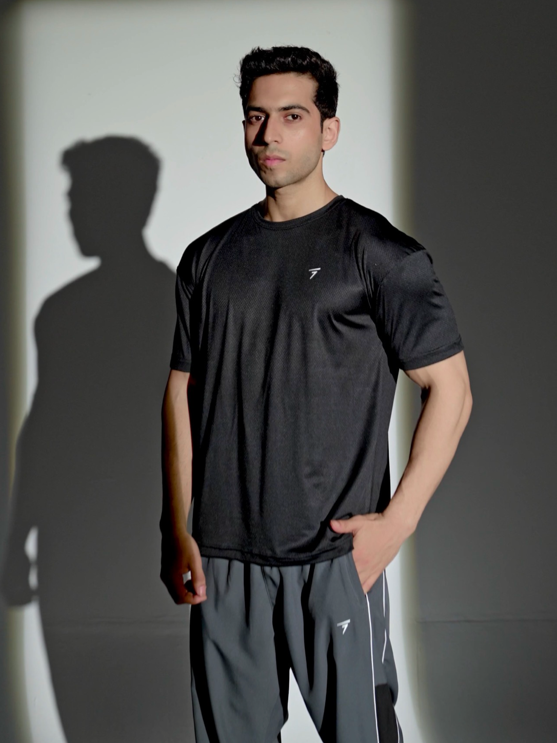 BLACK MICRO GRID PERFORMANCE TEE