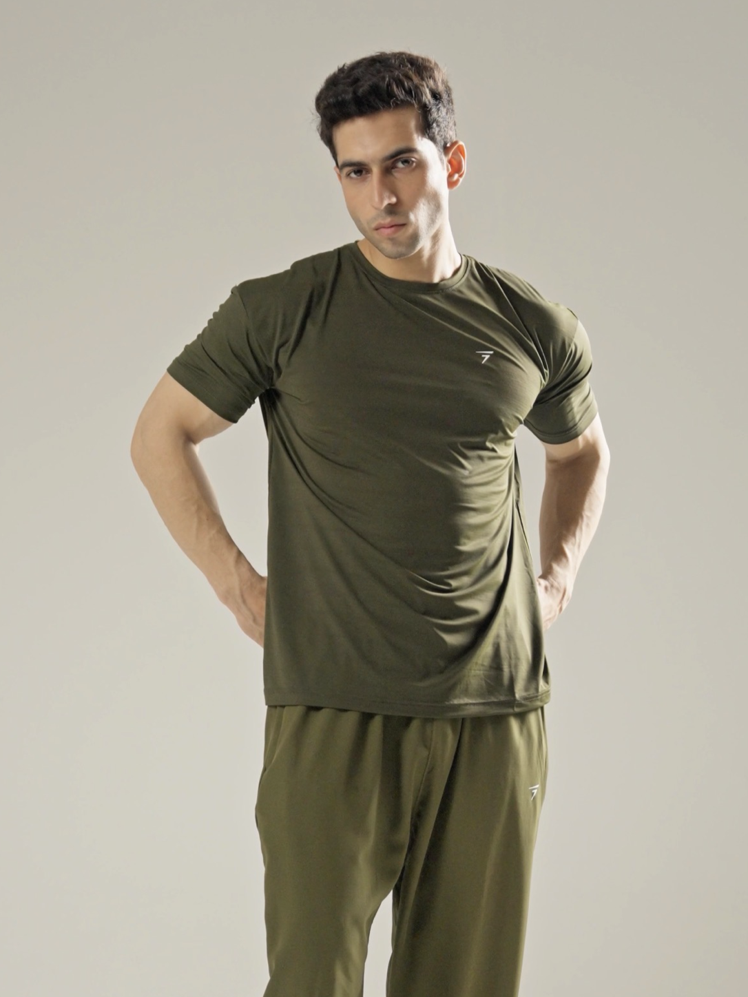 OLIVE AIRFLOW PERFORMANCE TEE