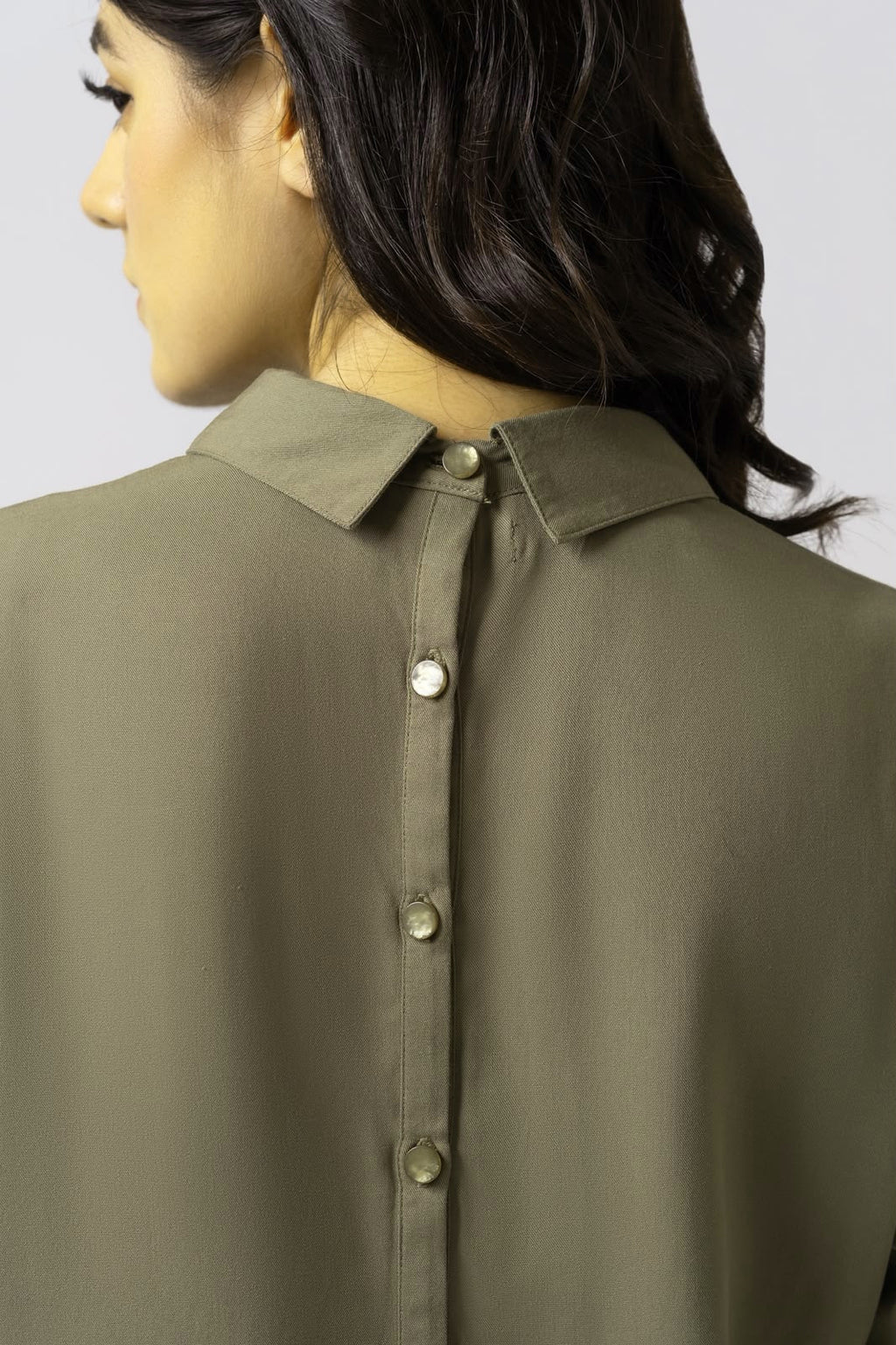 SIGNATURE BACK BUTTON SHIRT