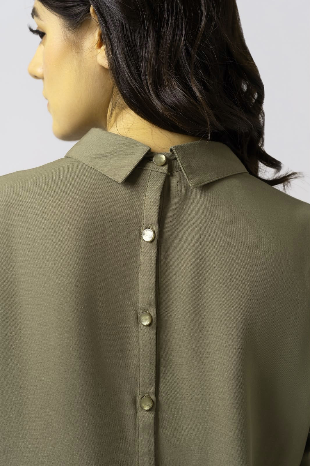 SIGNATURE BACK BUTTON SHIRT